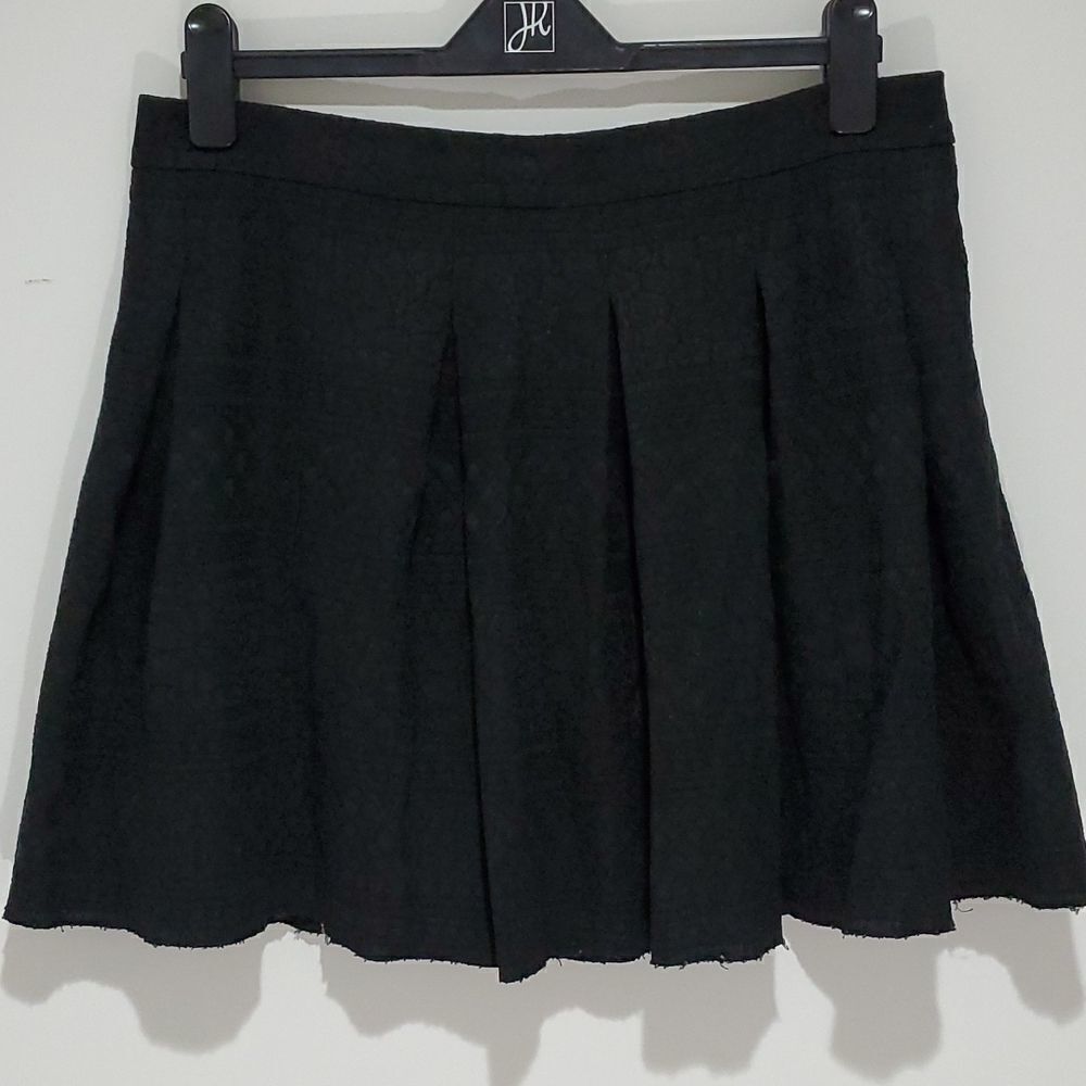 𝅺le chateau 33" waist black floral design skirt